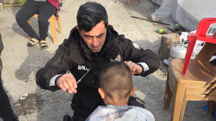 Mahalle bekçisi depremzede çocukları tıraş etti