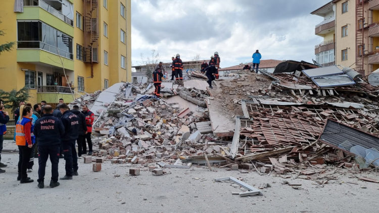 Malatya'da ağır hasarlı 5 katlı apartman çöktü