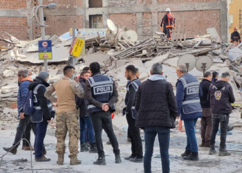 Malatya'da ağır hasarlı 5 katlı bina çöktü