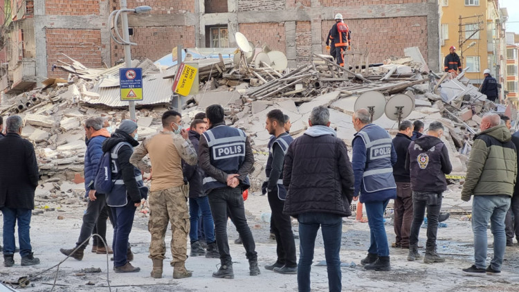 Malatya'da ağır hasarlı 5 katlı bina çöktü