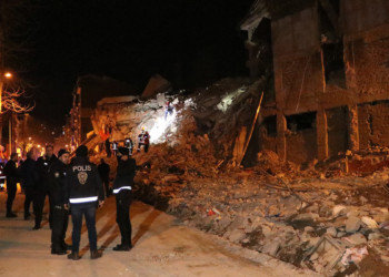 Malatya'da ağır hasarlı 6 katlı bina çöktü