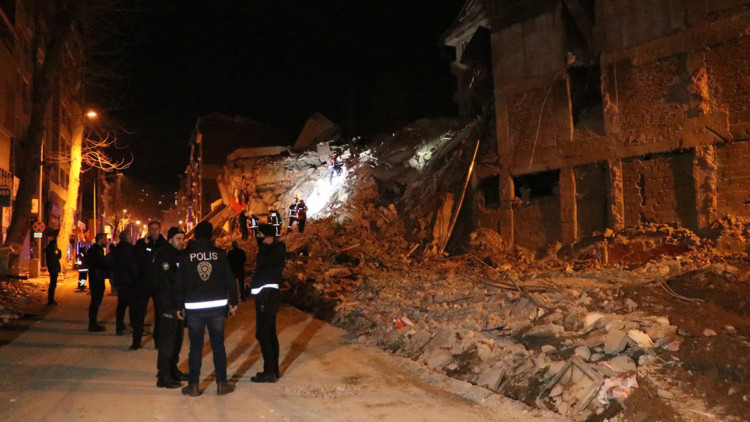 Malatya'da ağır hasarlı 6 katlı bina çöktü