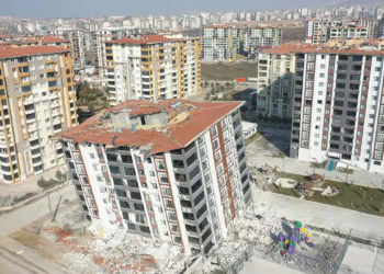 Malatya'da depremde 3 katı çöken 12 katlı bina yıkıldı