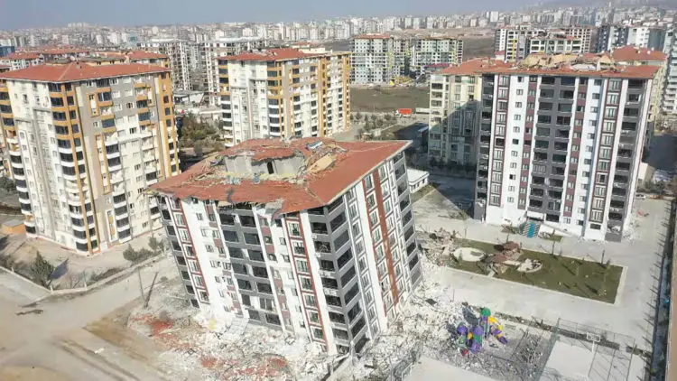 Malatya'da depremde 3 katı çöken 12 katlı bina yıkıldı