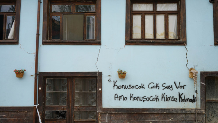 Malatya'da duvarlara yazılan yazılar duygulandırdı