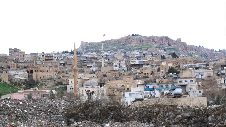 Mardin'de kültürel dokuyu bozan bina yıkıldı