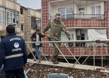 Mehmetçik, selde mahsur kalanları tahliye etti