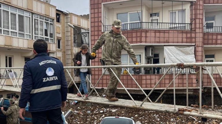 Mehmetçik, selde mahsur kalanları tahliye etti