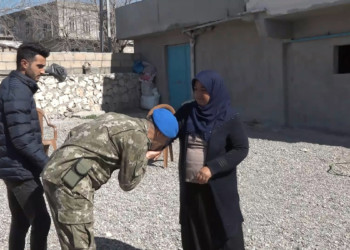 Mehmetçikten depremzede şehit ailesine ziyaret