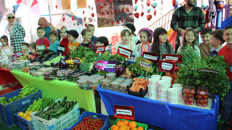 Mini halk pazarında afetzedeler için satış yaptılar