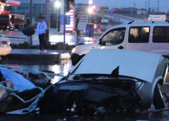 Minibüsle çarpışan otomobil ikiye bölündü: 1 ölü, 9 yaralı