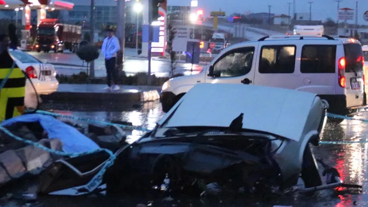 Minibüsle çarpışan otomobil ikiye bölündü: 1 ölü, 9 yaralı