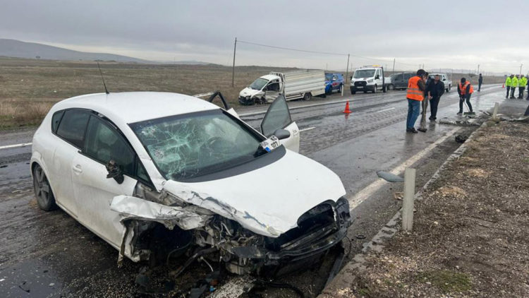 Nevşehir'de kamyonet ile otomobil çarpıştı: 9 yaralı