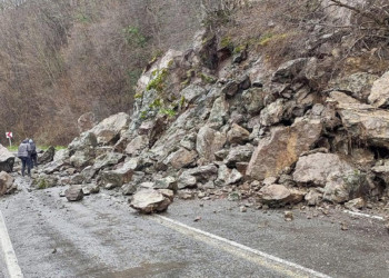 Ordu'da heyelan; düşen kayalar yolu kapattı