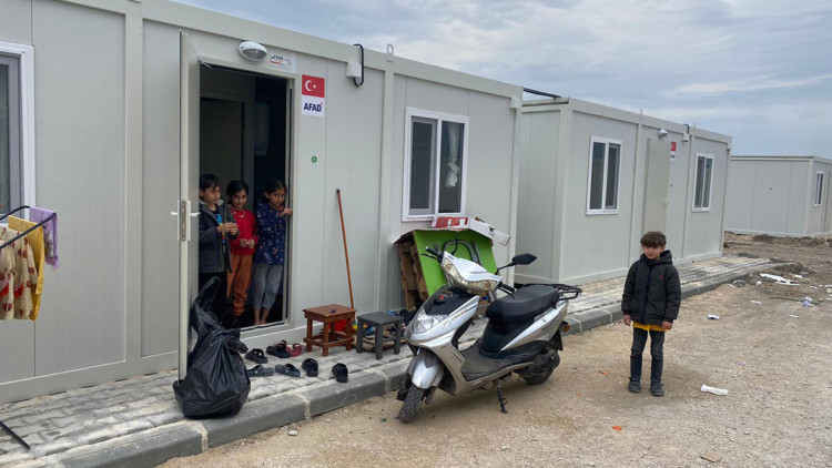 Osmaniye'de depremzedeler konteynere yerleştiriliyor