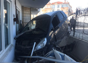 Otomobil dairenin balkonuna girdi; sürücü yaralandı