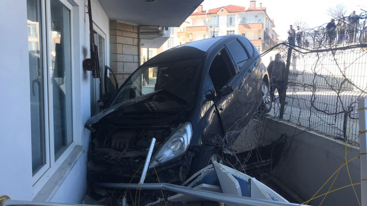 Otomobil dairenin balkonuna girdi; sürücü yaralandı