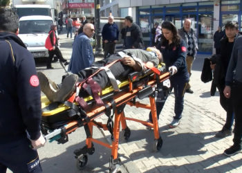 Otomobil kaldırımda bulunan 4 kişiye çarptı