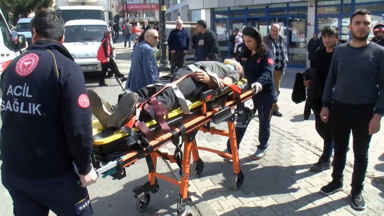 Otomobil kaldırımda bulunan 4 kişiye çarptı 