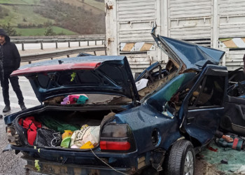 Otomobil kamyona arkadan çarptı: 2 ölü, 6 yaralı