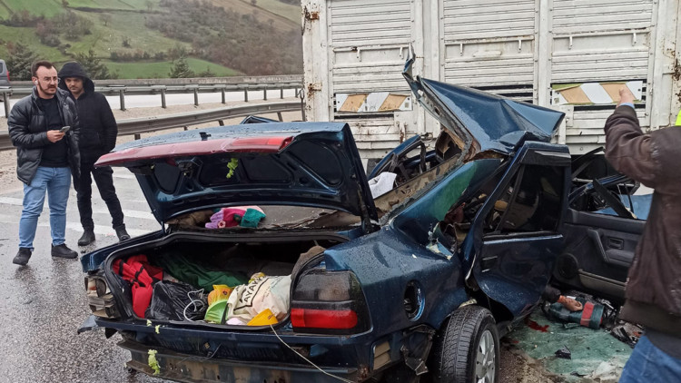 Otomobil kamyona arkadan çarptı: 2 ölü, 6 yaralı