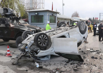 Otomobil trafik uygulama noktasına daldı; 6 yaralı