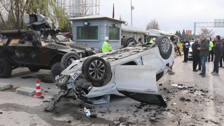 Otomobil trafik uygulama noktasına daldı; 6 yaralı