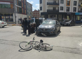 Otomobilin çarptığı bisikletli kurye yaralandı