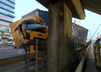 Pendik'te TIR üst geçide çarptı: 1 yaralı