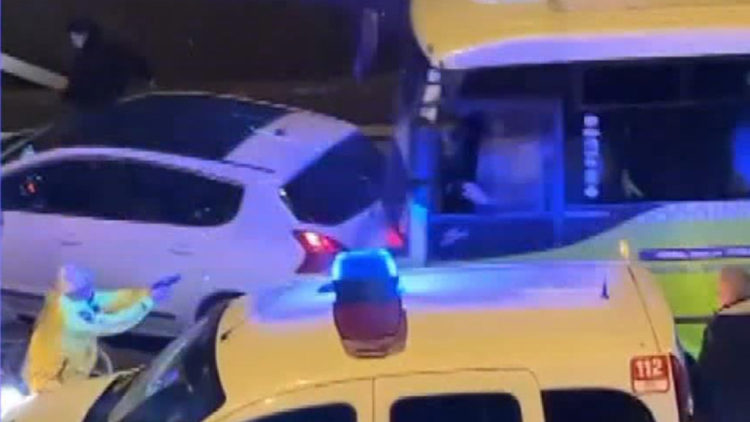 Polisi peşine takan midibüs İstanbul'u biribirine kattı