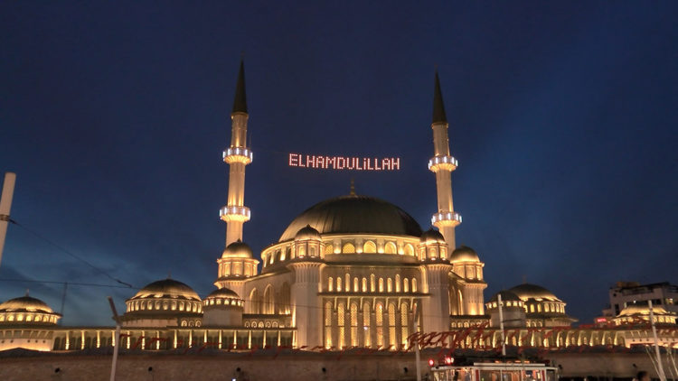 Ramazan Ayı'nın simgesi mahyalar camileri süsledi