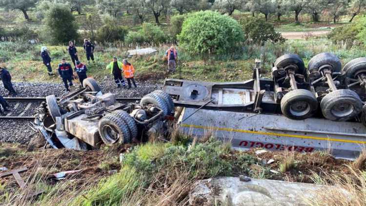 Raylara düşen hafriyat kamyonunun şoförü öldü