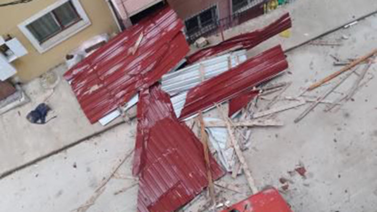 Rize'de fırtına; çatılar uçtu