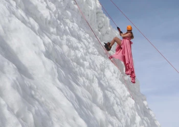 Rus tanya tatiana, elbisesiyle buz dağına tırmandı