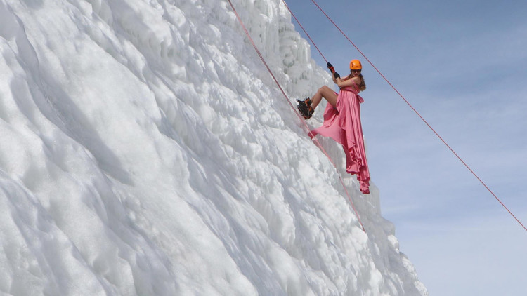 Rus Tanya Tatiana, elbisesiyle buz dağına tırmandı