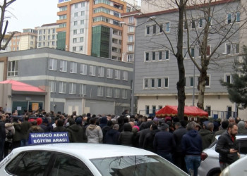 SGK binası önünde EYT izdihamı