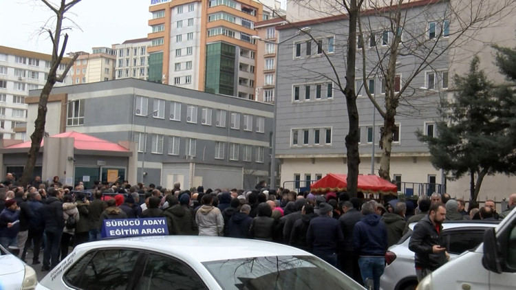 SGK binası önünde EYT izdihamı