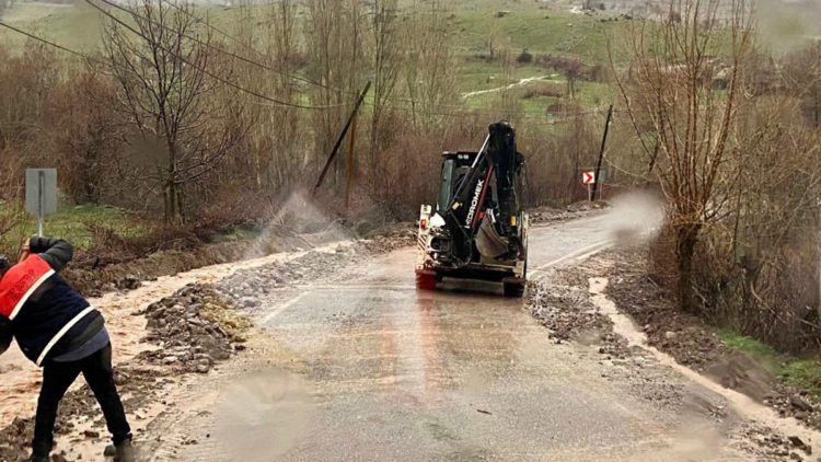 Sağanakta kapanan Tunceli- Ovacık yolu açıldı