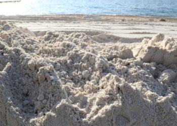 Sahile beyaz kum döken otelin çalışması durduruldu