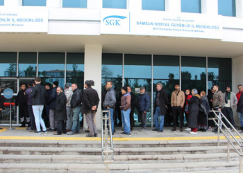 Samsun SGK binası önünde EYT kuyruğu