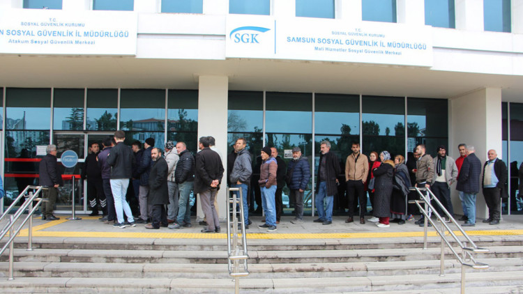 Samsun SGK binası önünde EYT kuyruğu
