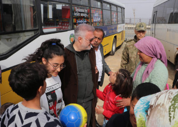 Sanatçılardan, depremzedelere moral ziyareti