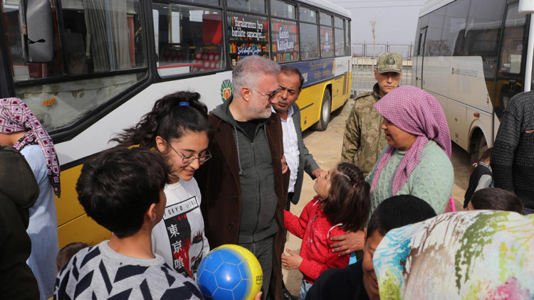 Sanatçılardan, depremzedelere moral ziyareti
