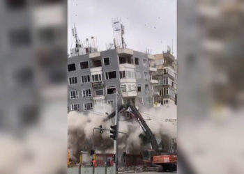 Şanlıurfa'da 40 yıllık hasarlı bina 15 saniyede yıkıldı