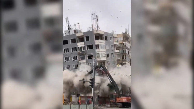 Şanlıurfa'da 40 yıllık hasarlı bina 15 saniyede yıkıldı