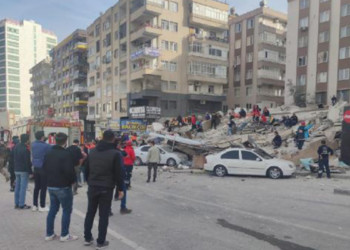 Şanlıurfa’da ağır hasarlı 7 katlı bina çöktü
