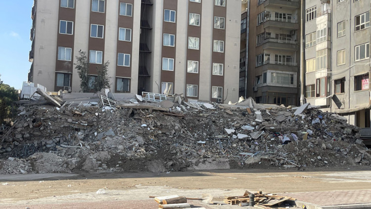 Şanlıurfa'da çöken binada canlıya rastlanmadı