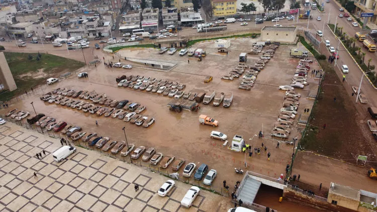 Şanlıurfa'da su basan otoparktaki 170 araç çıkarıldı