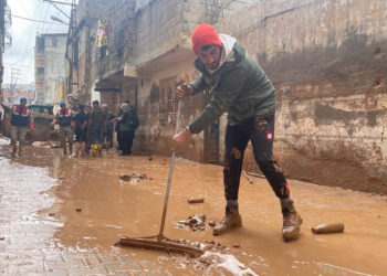 Şanlıurfa'daki selde yüzme antrenörü çocukları kurtardı