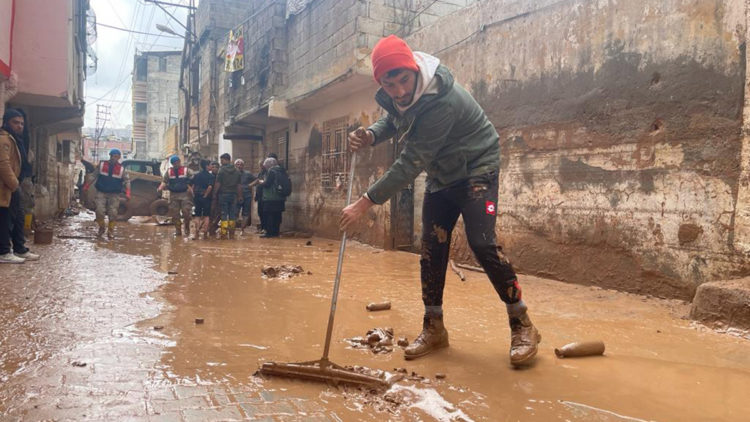Şanlıurfa'daki selde yüzme antrenörü çocukları kurtardı